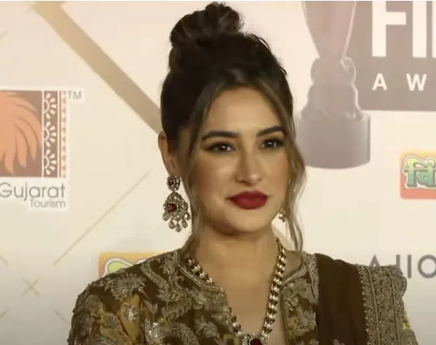 Filmfare 2024 Awards: Actress Nargis on red carpet.